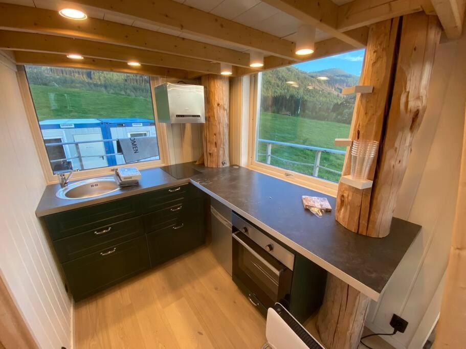 Minihus Med Drommeutsikt Til Sunnmorsalpene Apartamento Aure  Exterior foto