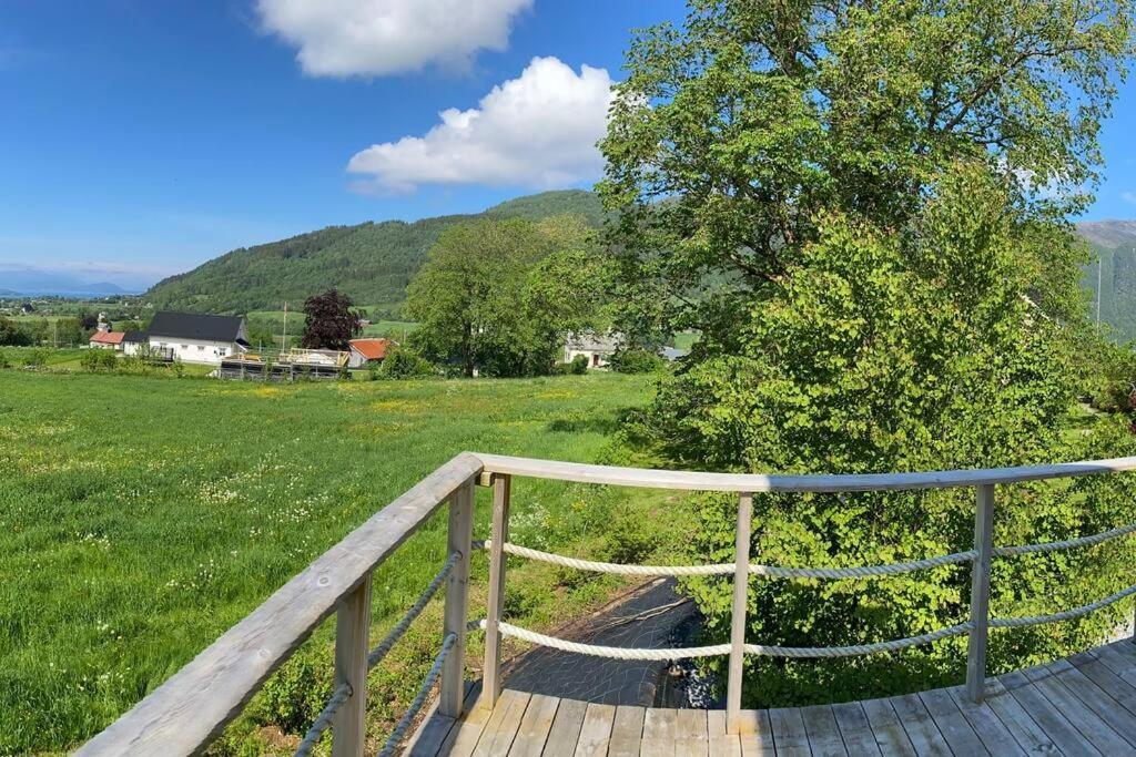 Minihus Med Drommeutsikt Til Sunnmorsalpene Apartamento Aure  Exterior foto